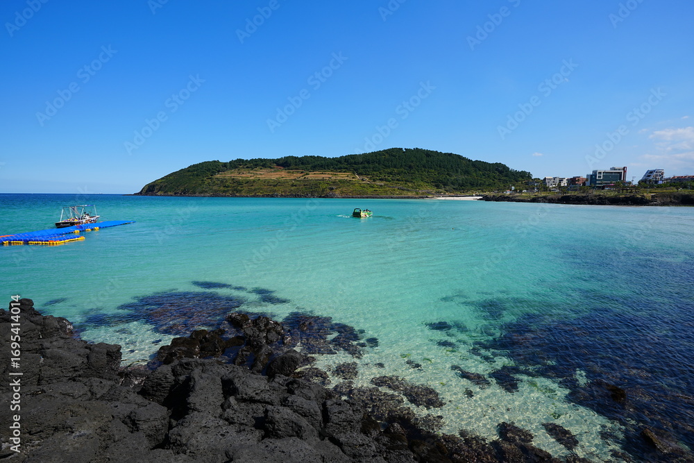 Fototapeta premium clear blue sea and rock coast