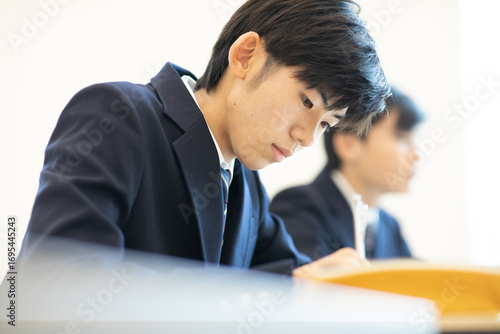 Wallpaper Mural 授業を受ける学生 Torontodigital.ca