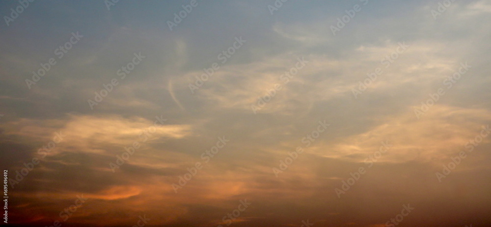 Naklejka premium Warm Twilight Cloudscape in Hanoi, Vietnam – Peach-Orange Cirrus/Altocumulus Sky Gradient
