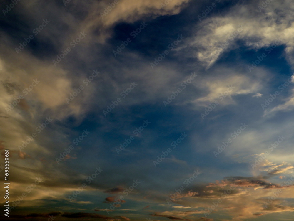 Fototapeta premium Moody Evening Sky — Deep Blue Canopy with Wispy High Clouds and Subtle Sunset Tones over West Lake in Hanoi, Vietnam