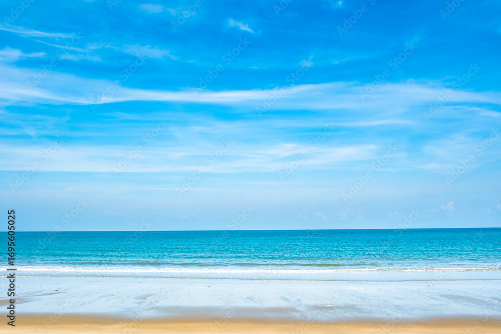 Obraz premium Nature of the ocean and blue sky Summer with sunshine, sandy beaches, clear blue waters sparkling against the blue sky. on an island with good ecology and environment Background for summer vacation