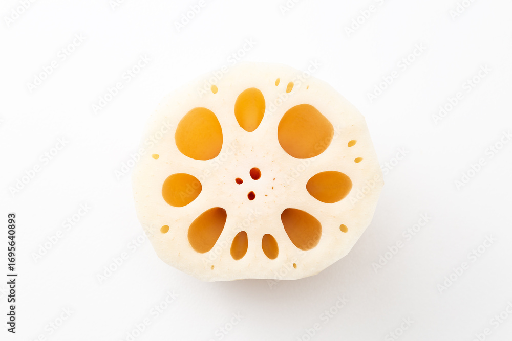 Fototapeta premium カットした蓮根 白バック