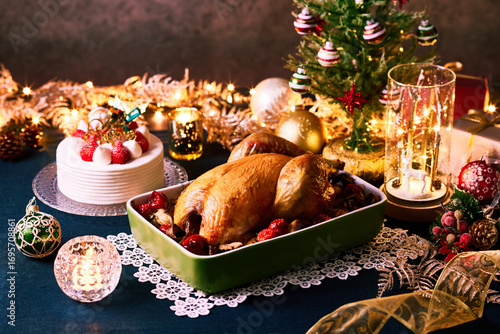 クリスマスツリーとイルミネーションを背景に、ローストチキンとイチゴのクリスマスケーキが並ぶ華やかな食卓　家族や恋人と過ごすホリデーシーズンの特別なディナーシーン