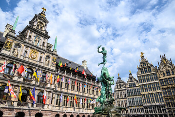 Tableau sur plexiglas Anvers Sculpture Brabo devant l'hôtel de ville Anvers  © Mirko