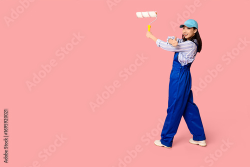 Female Asian painter with r...