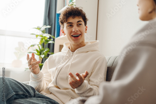 Fotografía Teenager with braces talking with psychologist during therapy session