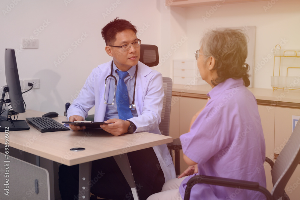 Obraz premium Doctors and medical staff are working to prepare to examine patients in the clinic.