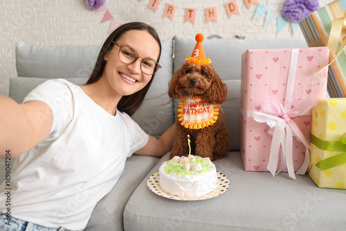 Young woman with birthday c...
