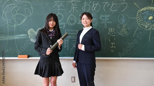 小学校の教室で担任の先生と卒業式を迎えた女の子　教育・学び・感動のシーン