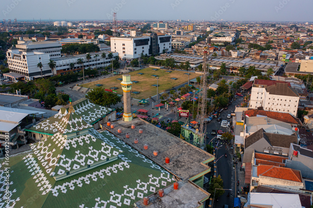 Naklejka premium Aerial view of urban cityscape with mosque and park