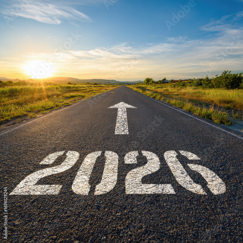 Wallpaper Mural fondo abstracto conceptual con el numero 2026 y una flecha en una carretera al atardecer en señal de entrada al año nuevo Torontodigital.ca