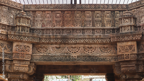 Canvas-taulu Beautiful Intricate Carvings of Hindu Deities  on the Wall of Adalaj Stepwell, Carving Pillars of Stepwell, 14th Century Vaghela Dynasty Monuments