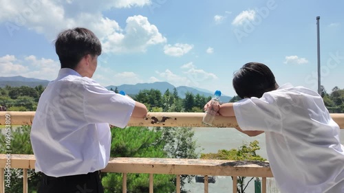 校庭を眺める男子中学生と友達　学校生活
