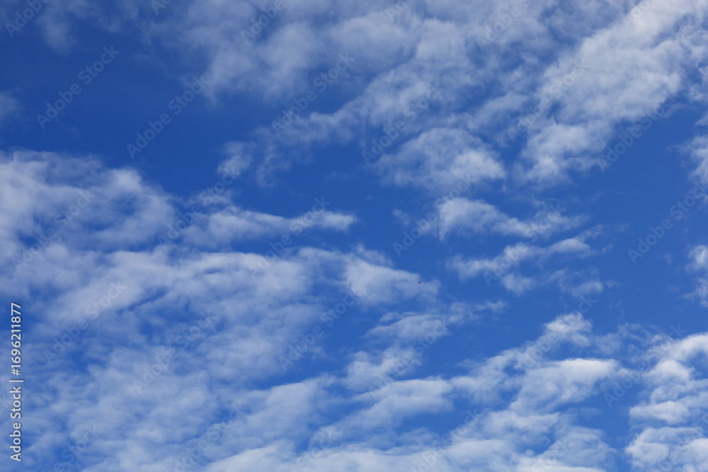 Obraz premium Blue sky and white clouds background