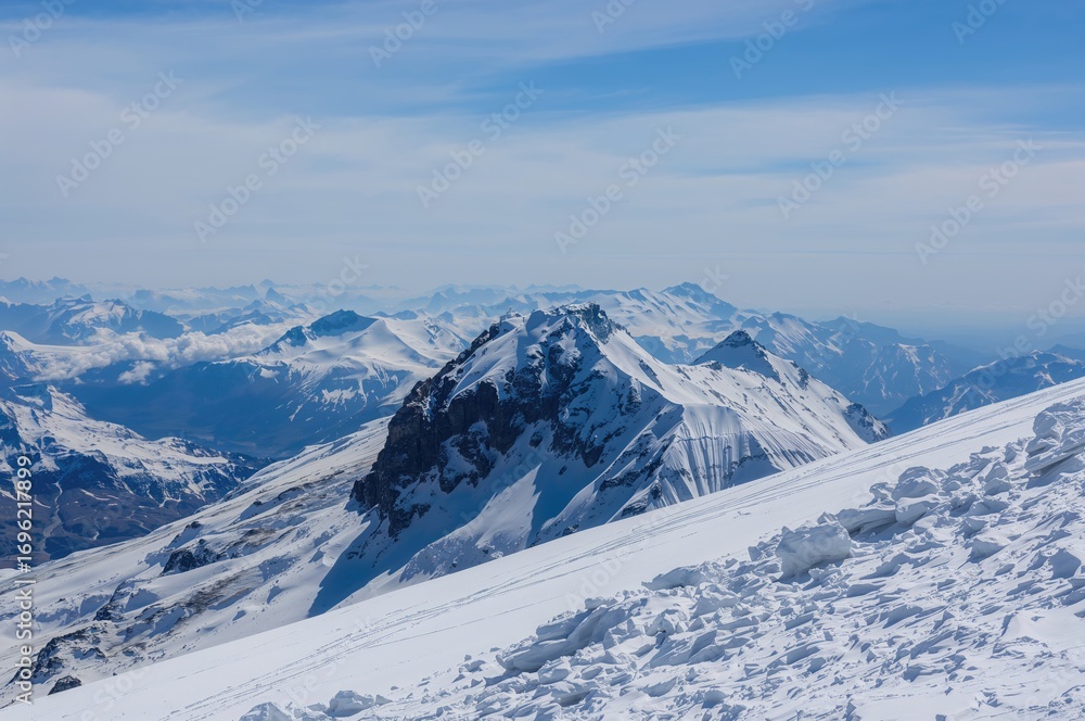 Obraz premium Snowy mountain landscape under a clear blue sky during winter