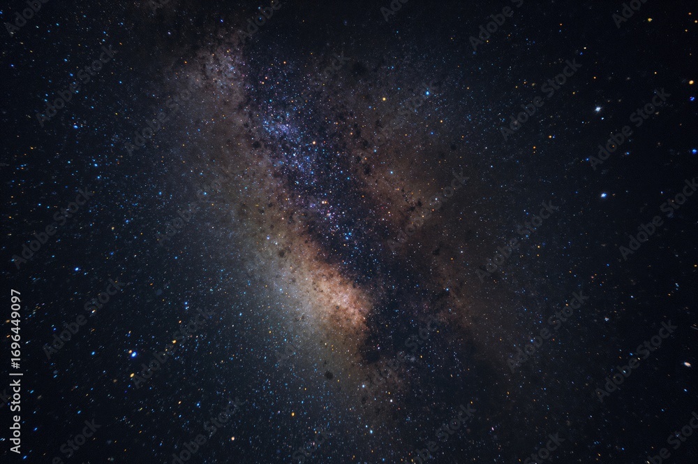 Obraz premium Detailed view of the core region of the Milky Way captured with extended exposure, exhibiting graininess and blurred focus.