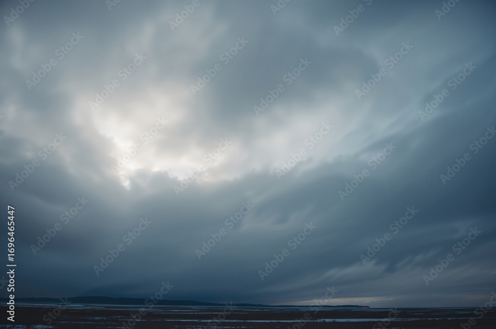 Obraz premium Winter Clouds Along The Distant Skyline