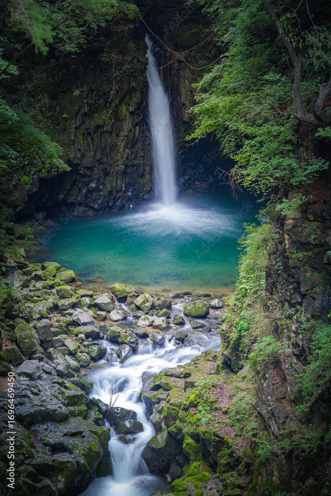 Obraz premium Hidden (secret) Waterfall in the volcanic terrain with columnar joint and river cave (corrasional cave), Hantan River, Dove's Pocket (nest) Waterfall, South Korea