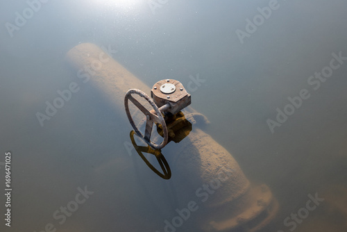 Foto sluice gate in the lake
