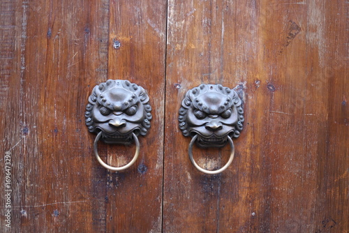 Obraz na plátně The door cymbal pull ring on the main gate