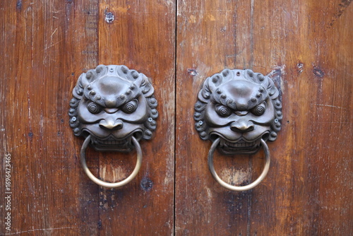 Obraz na plátně The door cymbal pull ring on the main gate
