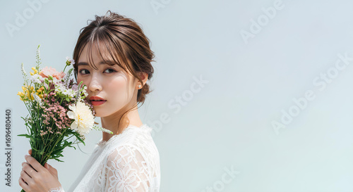 白いレースのドレスを着た若い女性がカラフルな花束を持つポートレート (Soft Radiance Portrait Series)