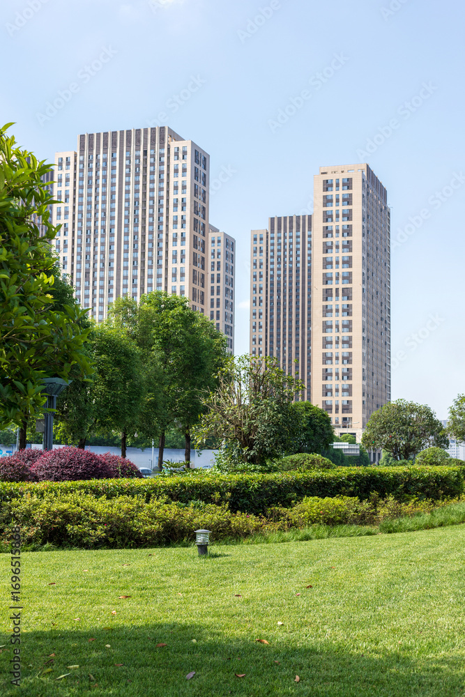 Obraz premium Urban housing architecture and green lawn landscape