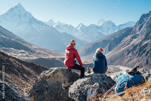 Fotografie Couple resting on the Everest Base Camp trekking route near Dughla 4620m