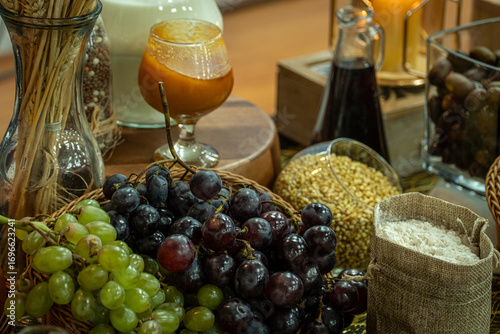 Mesa con miel, vino y frutas