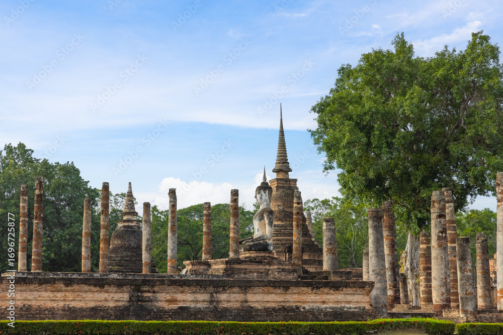 Obraz premium Panorama of ancient Buddha statue and ruin of temple of Wat mahathat temple in Sukhothai Historical Park, which also one of UNESCO Heritage Site
