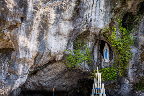 Fotografie La Grotte de Massabielle dans le sanctuaire notre-dame de Lourdes, lieu de pèler
