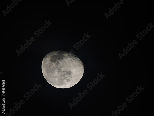 Fotografia Detailed view of the waxing gibbous Moon against a black sky, showing craters and maria