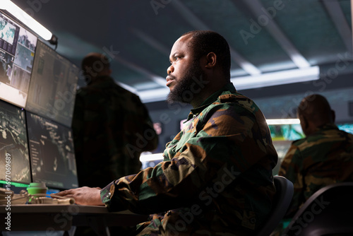 Quadro em tela Counterterrorism division operative using target acquisition technology to detect enemy location