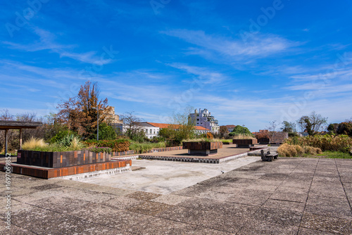 Wallpaper Mural Les jardins suspendus des toits de Perrache à Lyon en France          Torontodigital.ca