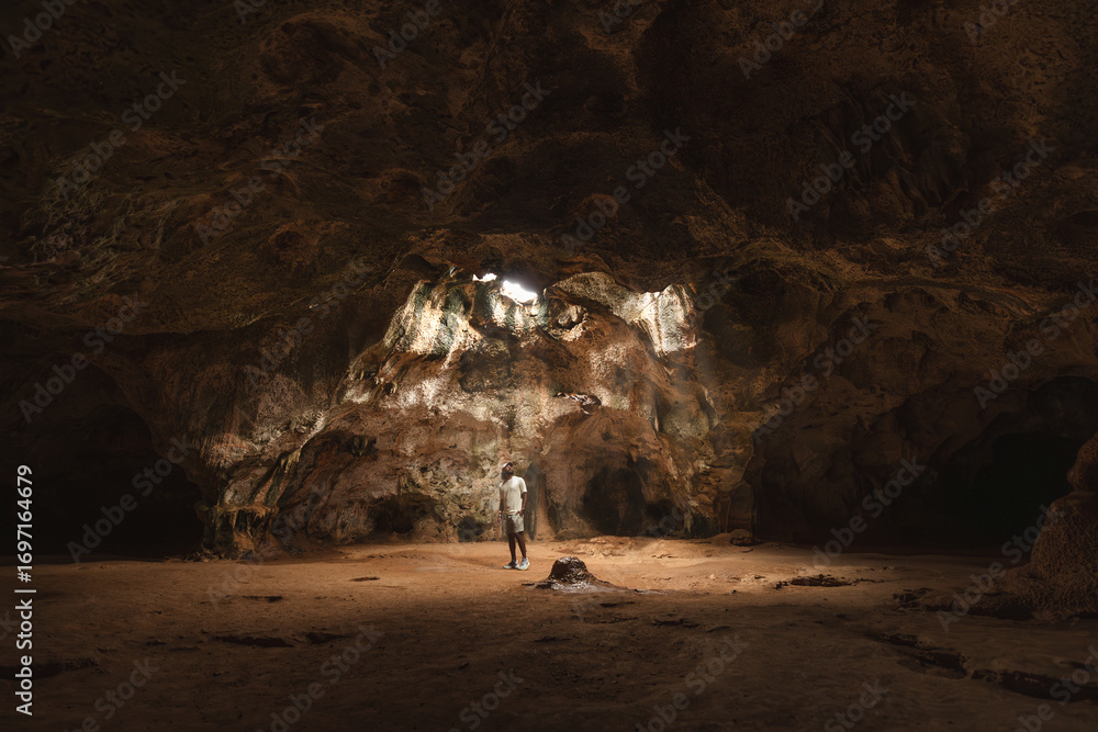 Φωτογραφία Hombre latino, viajero bajo los haces de luz  explorando la cueva Quadirikiri en