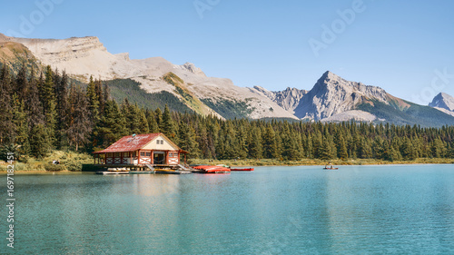 Tableau sur toile Maligne Lake in Jasper National Park, Alberta, Canada