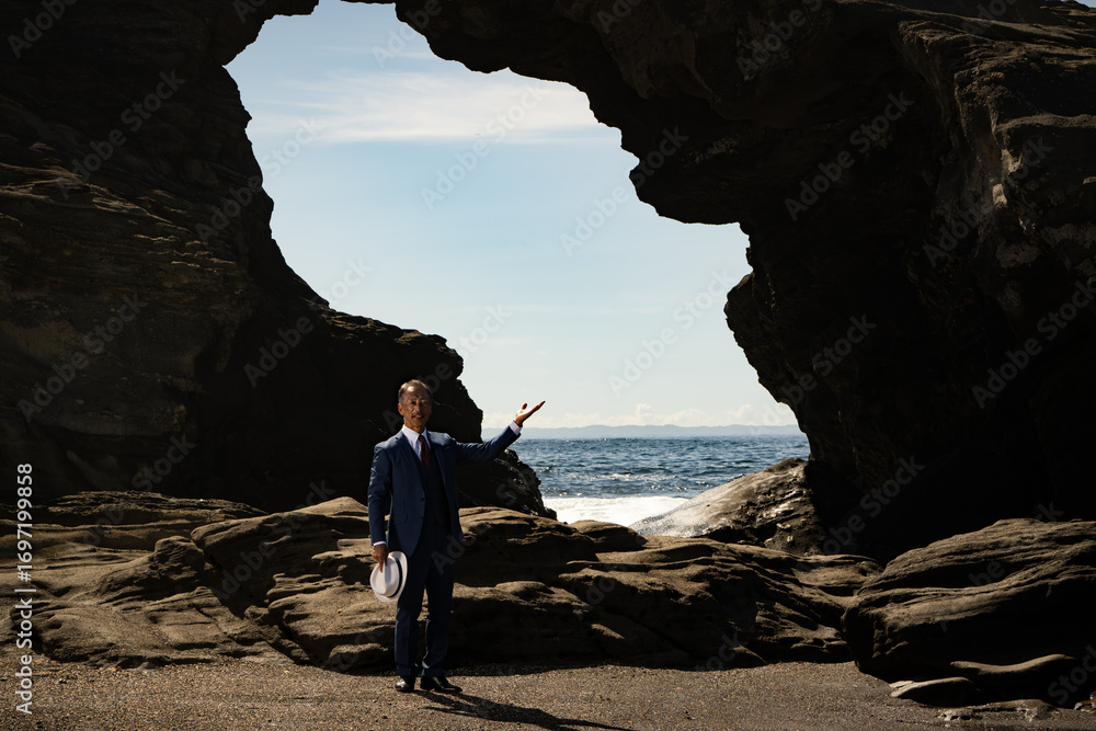 Fototapeta premium 海でスーツを着たダンディーな中高年男性のポートレート