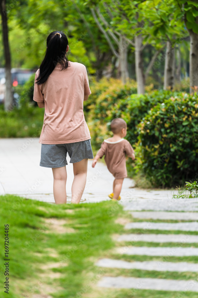 Fototapeta premium Children are playing in the park