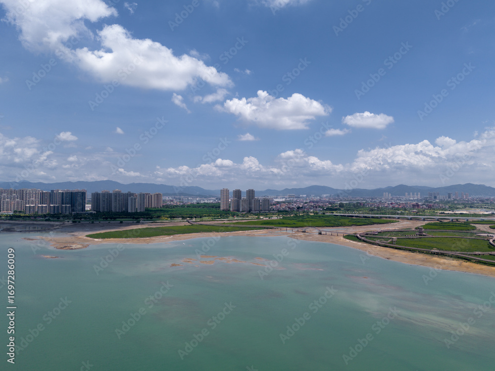 Fototapeta premium Urban Lakeside Scenery: A Harmonious Coexistence of Modern Architecture and Natural Landscapes