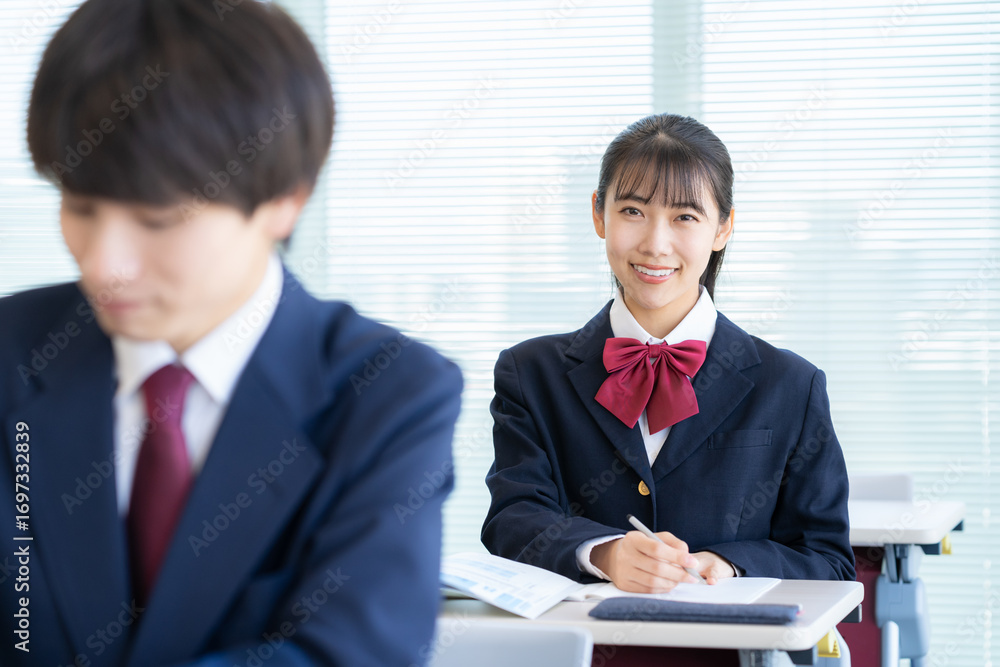 学校で勉強をする高校生 学校で勉強をする高校生