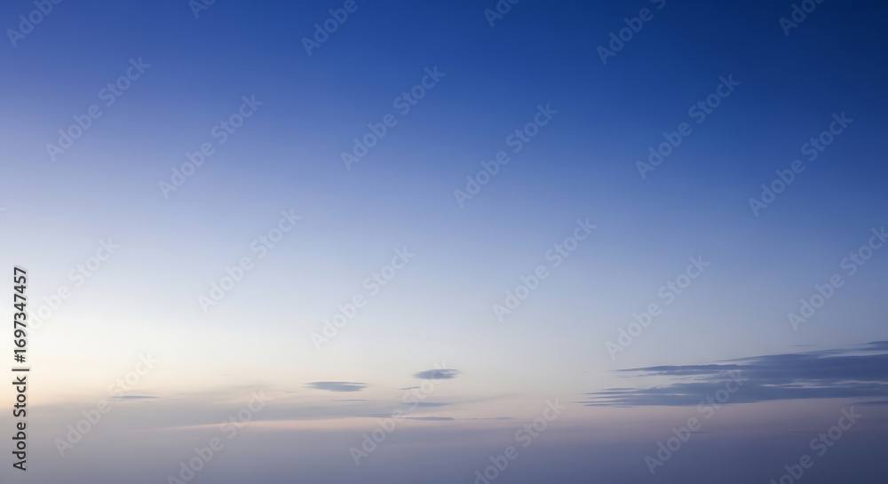 Obraz premium Blue sky gradient with soft clouds at dusk