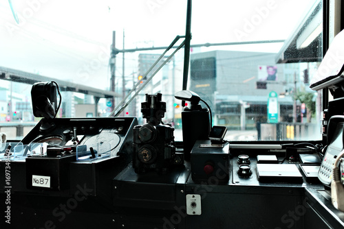 長崎の路面電車の無人の運転席と車内