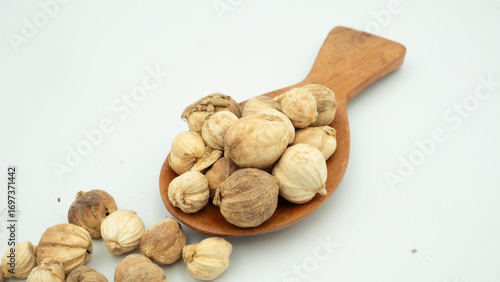 Photos Best cardamom, Siam Cardamom or Kapulaga isolated on white background