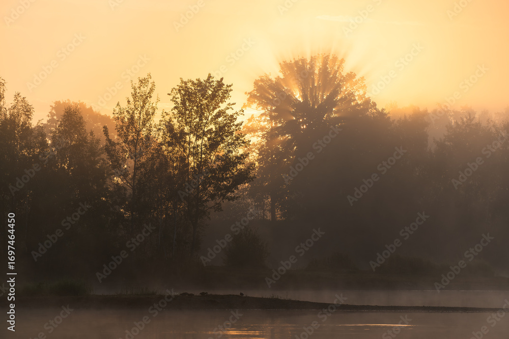 Fototapeta premium Piękny mglisty poranek nad wodą, w Kaniowie na śląsku, żwirownia.