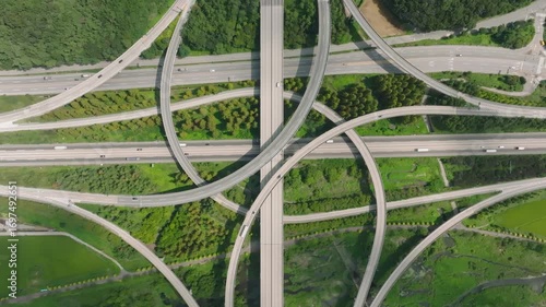 Aerial view of highway junction with traffic on the road. 고속도로 교차로.