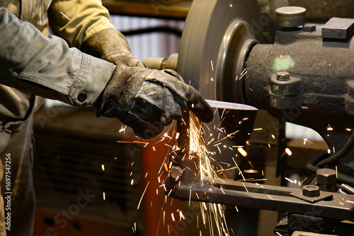 グラインダーを使い形状整形をする職人