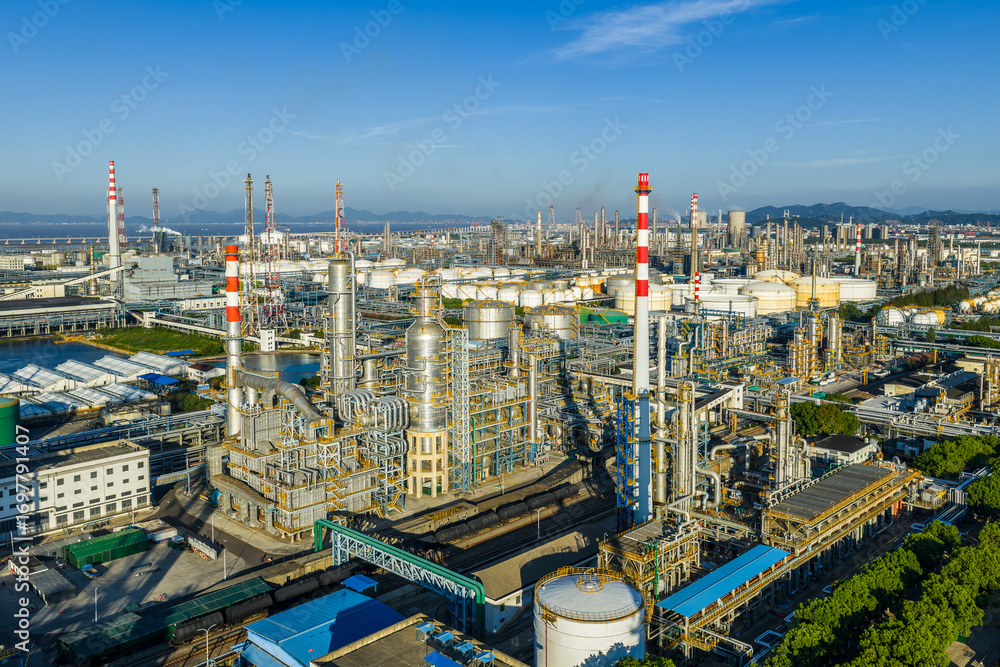 Obraz premium Aerial view of a large oil refinery and petrochemical plant with complex equipment in industrial zone