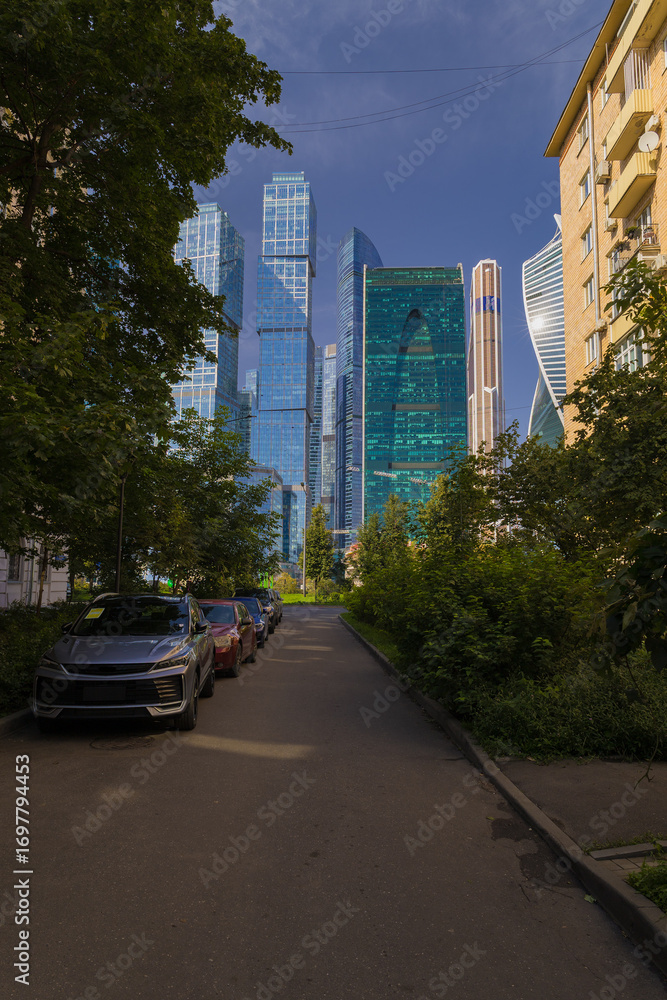 Obraz premium High-rise buildings and skyscrapers on a sunny summer day.