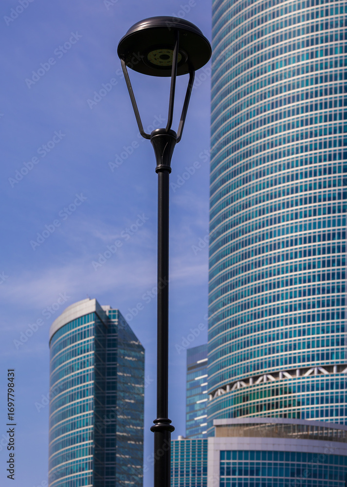Obraz premium High-rise buildings and skyscrapers on a sunny summer day.
