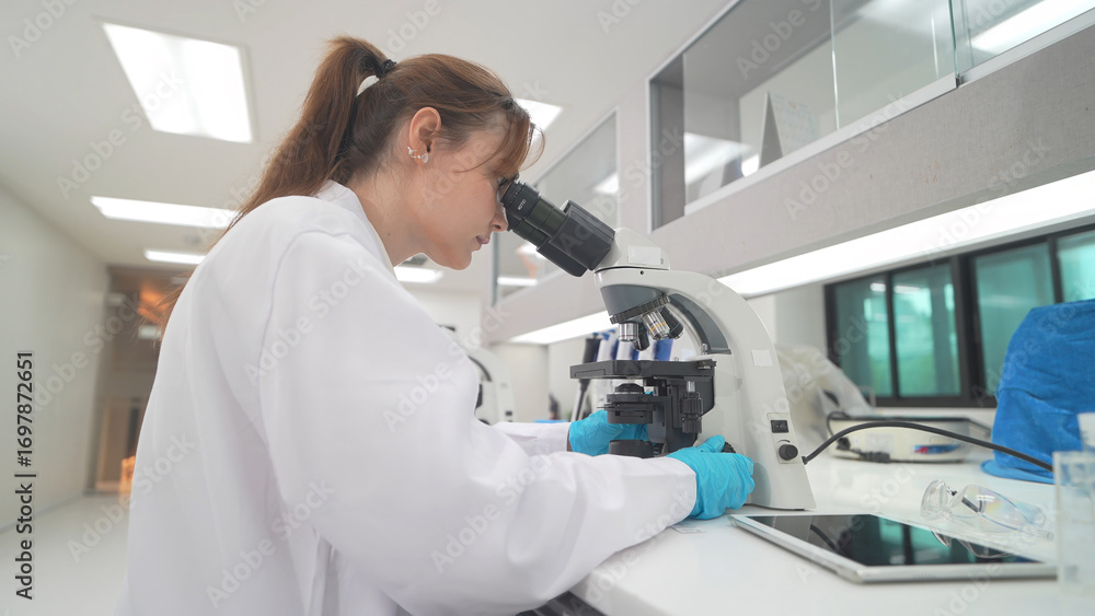 Naklejka premium Scientist focusing on specimen analysis in a modern laboratory setting
